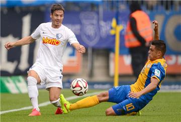 Rechtsverteidiger Stefano Celozzi, der sich hier gegen den Braunschweiger Mirko Boland durchsetzt, kehrt nach seiner Verletzung in die Bochumer Anfangsformation zurück.
