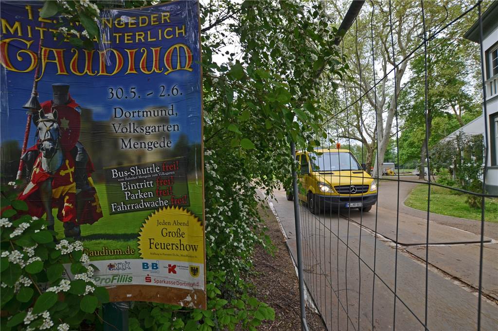 Bagger auf der Gaudium-Festwiese – statt Badezuber plätschert eine Baupumpe Rechtzeitig vor dem Gaudium sollen die Tiefbauer die Baustelle auf der Festwiese räumen.