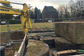 Rechtzeitig vor der Schutzperiode ab 1. März rodeten Arbeiter die Hecke am Baugelände Beethovenstraße/Am Hagen. Ende März sollen die Bauarbeiten starten.