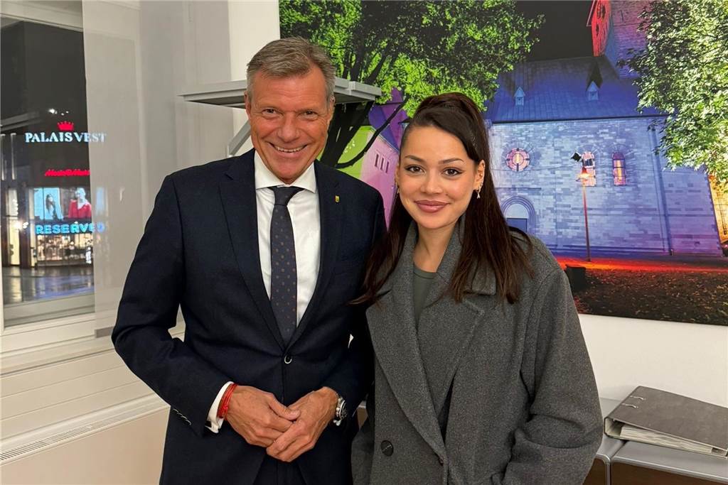 Recklinghausens Bürgermeister Christoph Tesche und Sängerin Ayliva