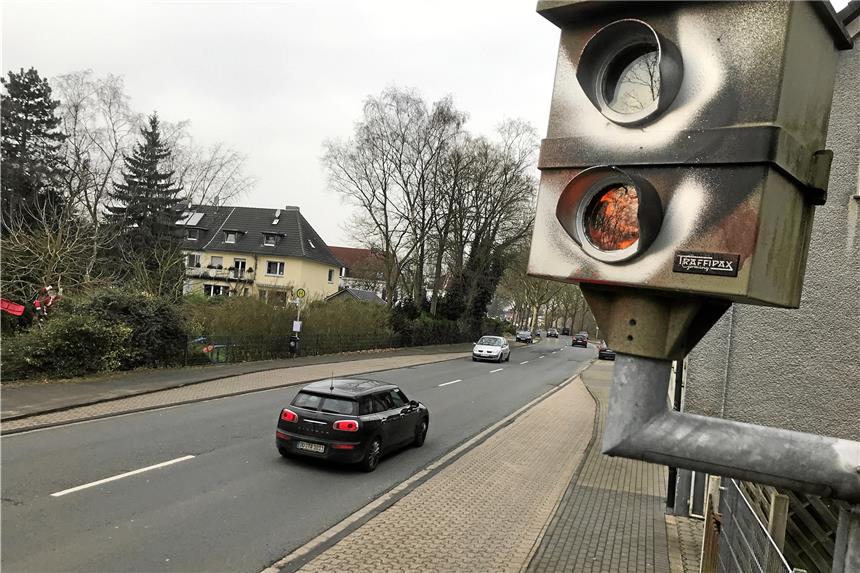 Zwölf Fakten zu den Blitzern in Castrop-Rauxel Recklinghauser Straße am Ortseingang aus Richtung Mengede: Der Starenkasten wacht seit 1995 über Tempo 50.