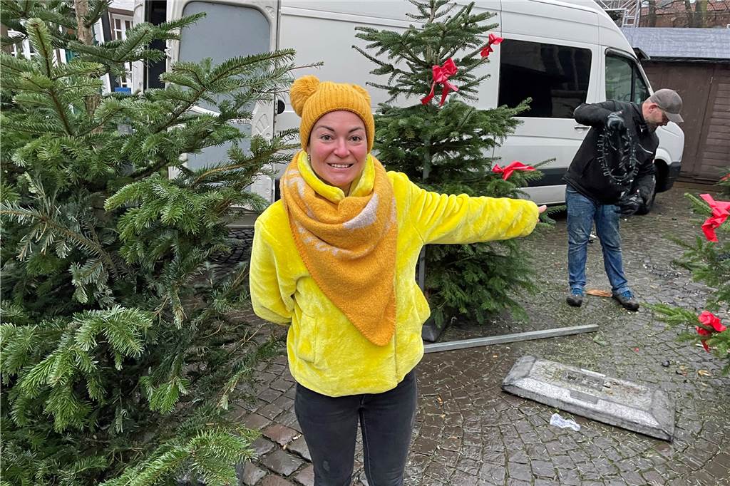 Chef des Weihnachtsmarktes: „Es war großartig und sensationell“ Recycling. Vier der Tannenbäume des beendeten Werner Weihnachtsmarktes 2022 hat sich Margarita Lebedkina als Bühnen-Deko für Aufführungen in ihrer Tanzschule gesichert.