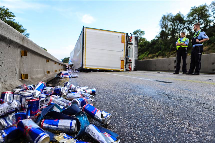 Lkw mit Energy-Drinks kippt um - A45 bei Lüdenscheid gesperrt Red-Bull-Dosen liegen vor einem umgekippten Lastwagen auf der A45. Nach dem Unfall eines Lastwagens ist die Autobahn 45 in Fahrtrichtung Hagen zwischen Lüdenscheid-Nord und Hagen-Süd gesperrt.