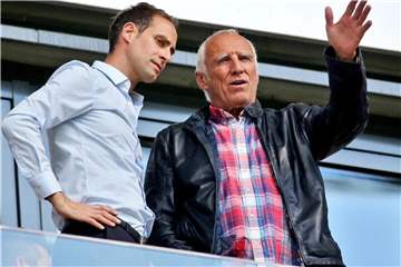 Red-Bull-Gründer Dietrich Mateschitz (r.) im Gespräch mit Oliver Mintzlaff. Foto: Jan Woitas
