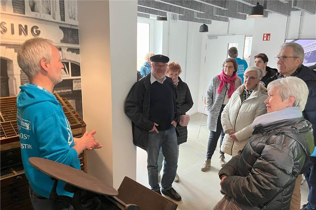 Redakteur Stefan Grothues erzählte den Besuchern über die Historie des Medienhauses.