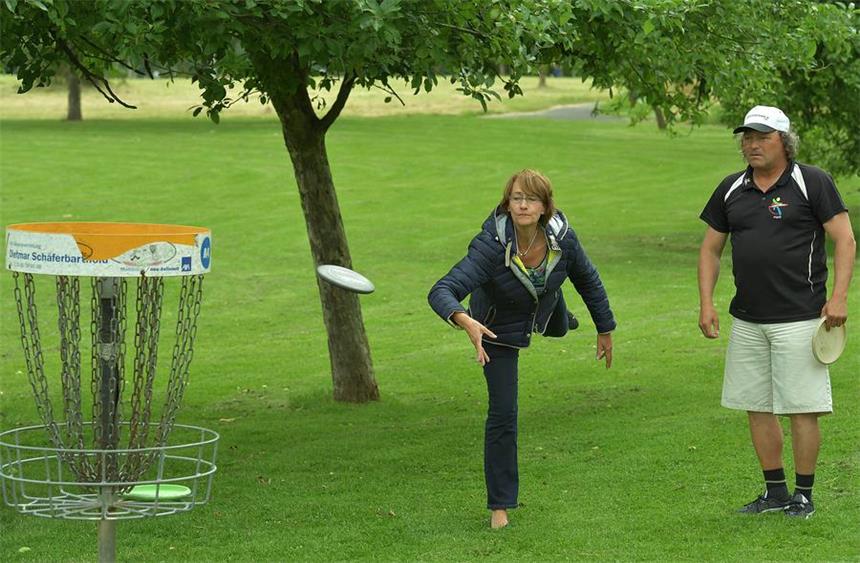Discgolf für Einsteiger - So funktioniert der Sport Redakteurin Magdalene Quiring-Lategahn hat vielleicht ein neues Hobby gefunden - das Discgolfen im Seepark hat ihr jedenfalls gut gefallen. Trainer Hartmut Wahrmann sei Dank: Er hat ihr gezeigt, wie man die Scheibe richtig wirft.