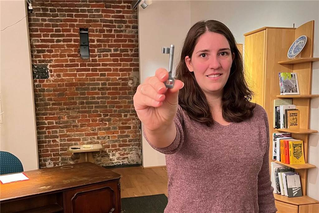 Sommerferien und Regen: Hier gibt es trotzdem Action und Spaß Redakteurin Victoria Garwer hat den Escape Room im Kult getestet. Die verschwundene Heimatforscherin Luise Leusing hat den Schlüssel zu ihrem Büro hinterlassen, wo sich zahlreiche Hinweise auf ihr Verschwinden befinden