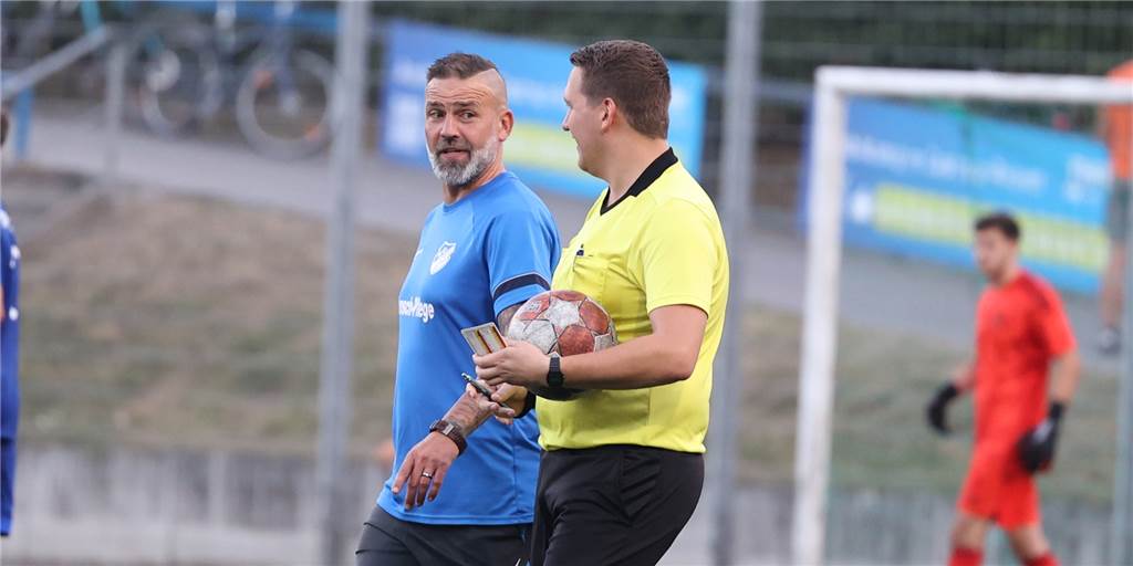 Im Video: Huckarde-Trainer hätte lieber dreckig gewonnen, Frohlinde-Coach hadert mit Roter Karte Redebedarf mit dem Schiedsrichter hatte Frohlindes Co-Trainer Stephan Gerhardt (l) am Ende der Halbzeitpause wegen einer Einwechselung sowie der Roten Karte, die Mustafa Ali kurz vor dem Pausenpfiff gesehen hatte.