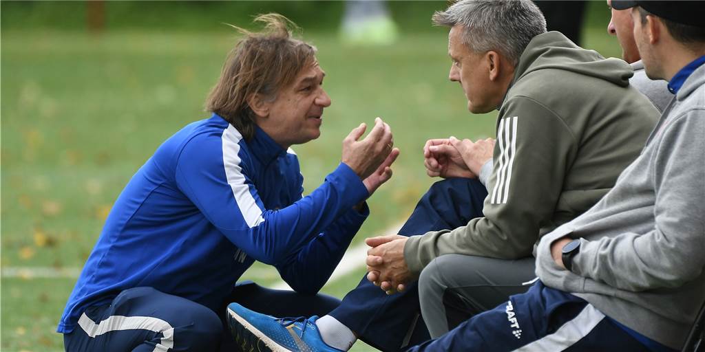 Im Video nach Derbysieg gegen FC Frohlinde: Trainer Michael Wurst setzt speziellen Gruß ab Redebedarf mit den Leuten auf seiner Bank hatte Michael Wurst (l), Trainer des Bezirksliga-Spitzenreiters FC Castrop-Rauxel.