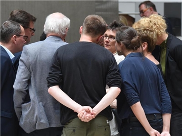 Redebedarf: Journalisten umlagern die schleswig-holsteinische Finanzministerin Monika Heinold (Grüne). Die Koalitionsverhandlungen "Jamaika"-Bündnis stocken. Foto: Carsten Rehder
