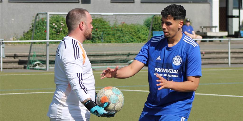 Nächste Niederlage – Holzwickeder SC U23 im freien Fall Redouan El Jarrouri holt sich den Ball nach dem 1:3. Am Ende unterlag die U23 des HSC mit 1:5.