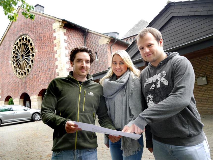 Hier hat die katholische Verwaltung jetzt ihren Sitz Referatsleiter Felix Reimertz (v.l.), Verwaltungsfachangestellte Mandy Wiese und Dirk Hesener vom Friedhof- und Liegenschaftsverwaltung schauen sich die Pläne der Umbauarbeiten für das Bruder-Konrad-Haus an.