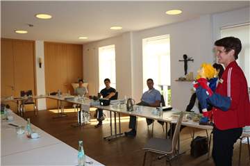 Referentin Bianka Ehlscheid (r.) und die Puppen Tim und Tula, die als  Protagonisten in einzelnen Episoden verschiedene Gefühle kindgerecht und spielerisch umschreiben. 