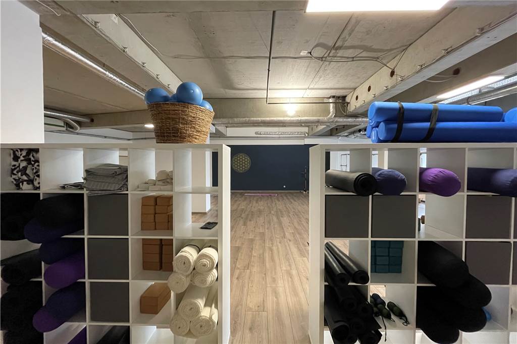 Neues Sportstudio in Dortmund: Betreiberin setzt zum Start auf neuen Trend-Sport Regale trennen den großen Kursraum von der Umkleide ab.