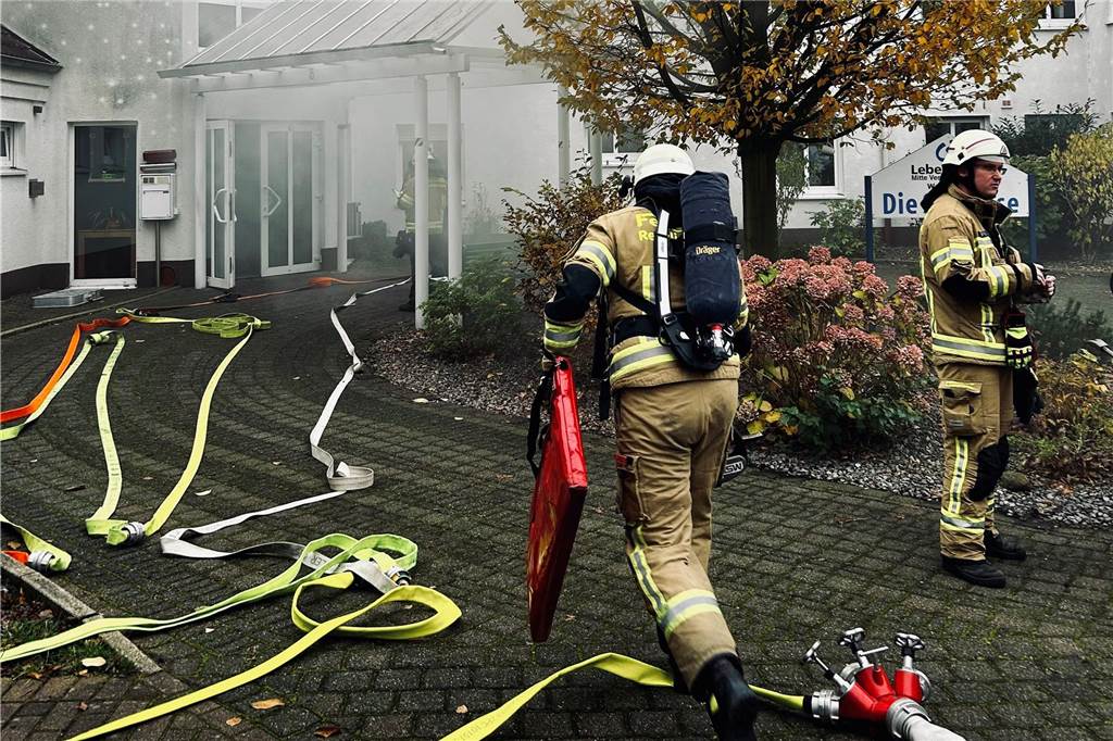 Mit Blaulicht in der Stadt unterwegs: Übung der Feuerwehr am Samstag Die Feuerwehr Recklinghausen bei einer Übung in der Wohnstätte der Lebenshilfe