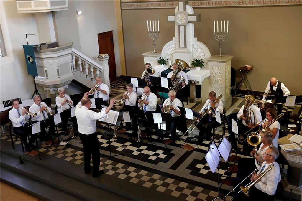 Spaß am Musizieren: Halterner Posaunenchor wird 25 Jahre alt Der Posaunenchor spielt im Altarraum der Erlöserkirche.