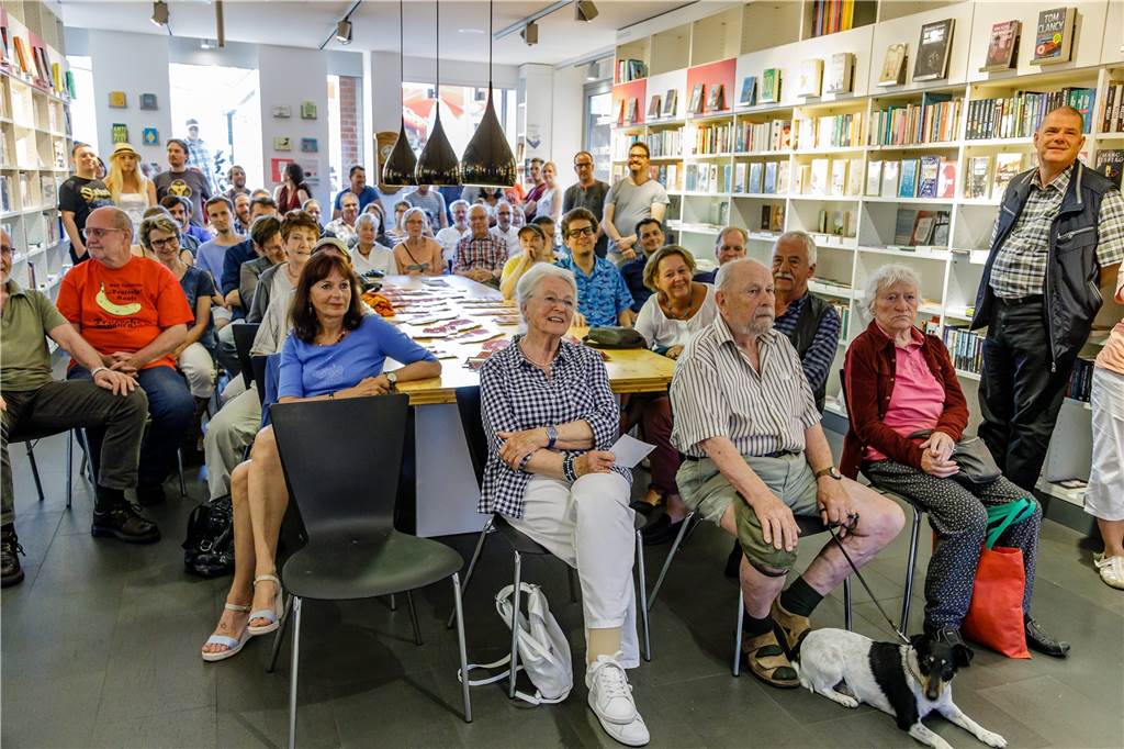 Hörder Buchhandlung in der Corona-Krise: „Bestellungen schnellen nach oben“ Regelmäßig ist bei der Buchhandlung Transfer in Dortmund-Hörde volles Haus. Corona schiebt dem vorerst einen Riegel vor.