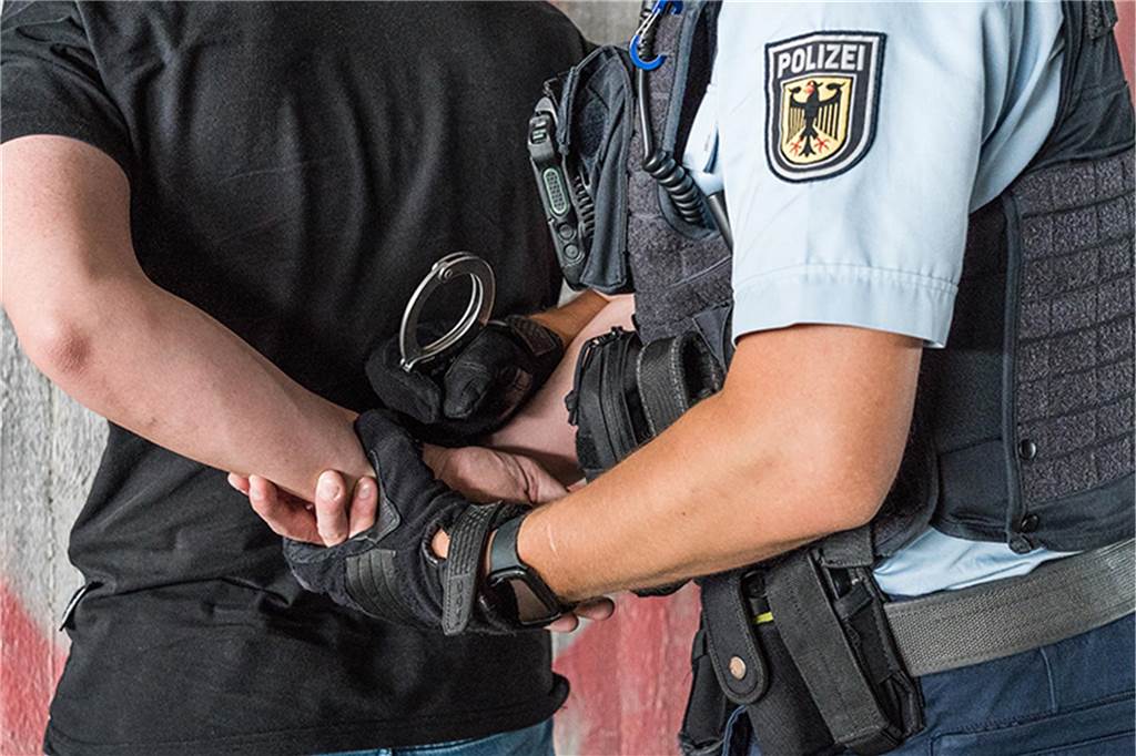 Fast täglich Festnahmen am Flughafen: Warum passiert das so häufig? Regelmäßig kommt es bei den Ein- und Ausreisekontrollen am Dortmunder Flughafen zu Festnahmen, weil ausstehende Haftbefehle vollstreckt werden (Symbolbild).