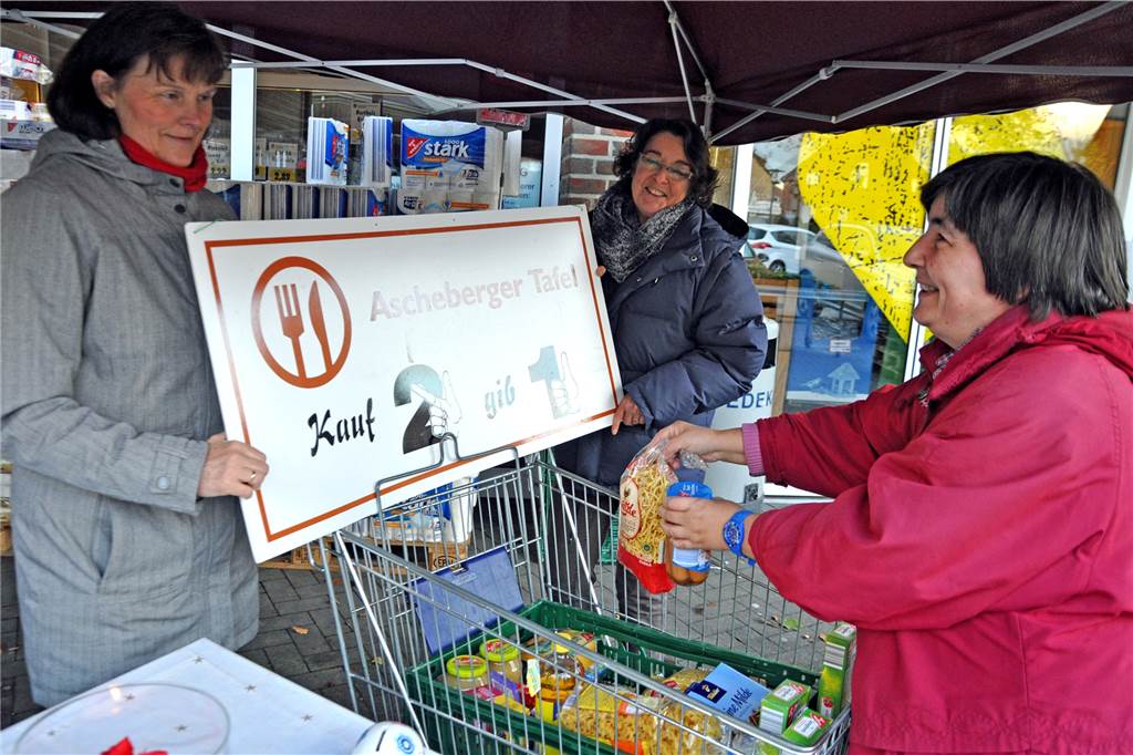 Zu großer Andrang: Einkauf für Kunden der Tafel bald nur noch 14-tägig möglich Frauen stehen um einen Einkaufswagen herum