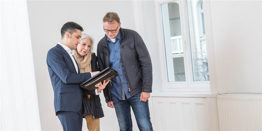 Diese Immobilien werden jetzt in Dortmund versteigert Regelmäßig werden in Dortmund Immobilien zwangsversteigert. Wer sein Haus auf diese Weise erwirbt, geht ein gewisses Risiko ein. Denn oft kann die Immobilie im Vorfeld nicht besichtigt werden. Es gibt aber immer ausführliche Gutachten.