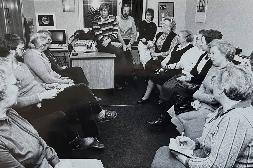Akteneinsicht: Von Stöckelschuhen, bunten Fotos und Kondom-Automaten Regelmäßig – wie hier in den 80er-Jahren – kamen Besucher in die Redaktion und ließen sich den journalistischen Alltag erklären. Im Hintergrund sind die ersten Redaktions-Computer zusehen, Schreibmaschinen waren aber immer noch ein wichtiges Hilfsmittel.