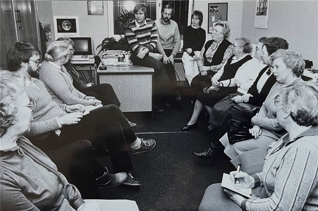 Die erste Zeitung in Haltern: Vom Anzeigenblatt zum digitalen Medium Regelmäßig - wie hier in den 80er-Jahren - kamen Besucher in die Redaktion und ließen sich den journalistischen Alltag erklären.