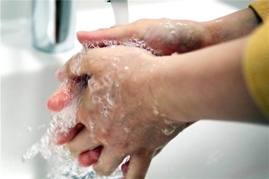Hand-Fuß-Mund-Krankheit heilt meist von allein wieder ab Regelmäßiges Händewaschen hilft dabei, sich vor der Ansteckung mit Hand-Fuß-Mund-Krankheit zu schützen. Foto: Ole Spata