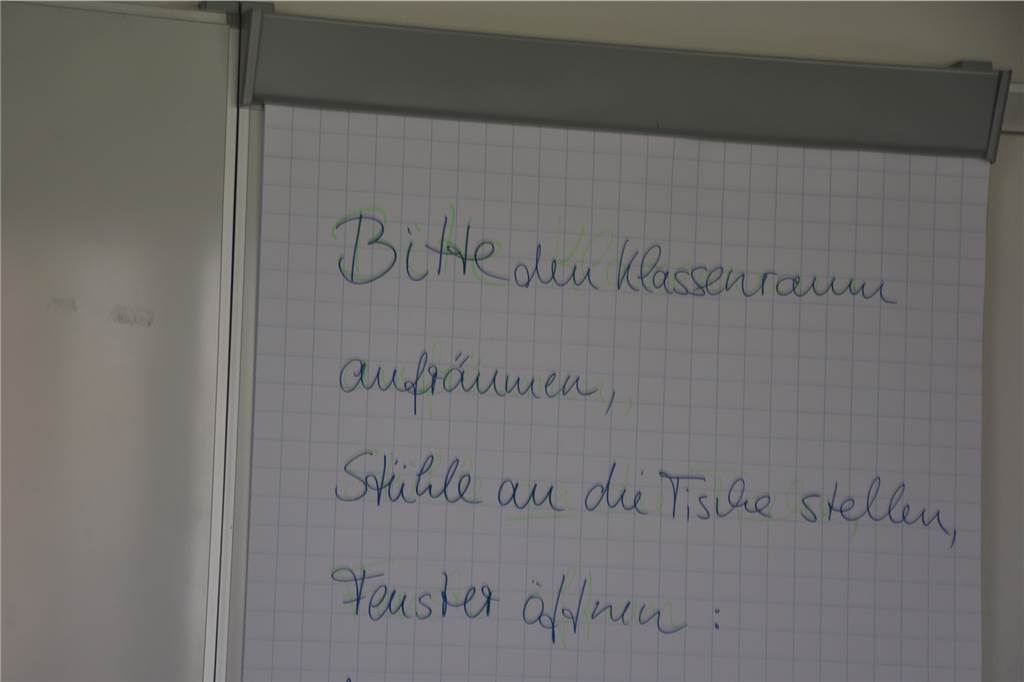 Regelmäßiges Lüften, Abstandhalten und das Tragen von Masken ist im Schulgebäude vorgeschrieben.
