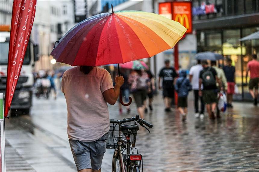 Gewitter verursacht in Dortmund keine großen Schäden Regen und Menschen mit Regenschirmen hat man auf dem Westenhellweg in Dortmund lange nicht mehr gesehen.