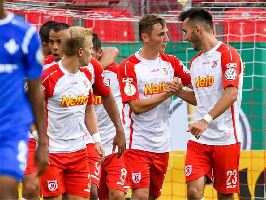 Regensburg versetzt Bundesliga-Absteiger Darmstadt K.o. Regensburg gewinnt 3:1 gegen Darmstadt. Foto: Armin Weigel