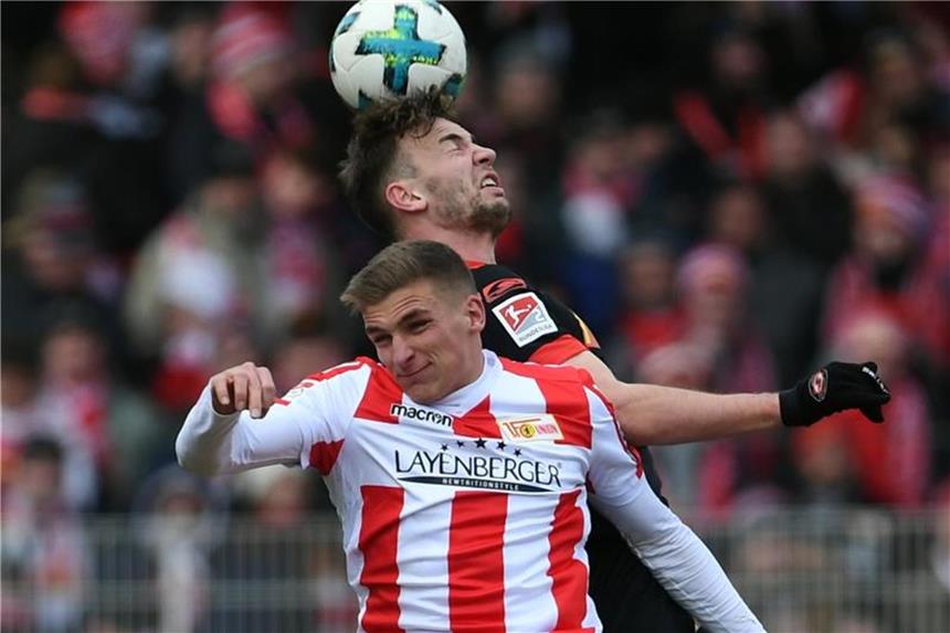 Enttäuschung in Berlin: Union nur 2:2 gegen Regensburg Regensburgs Benedikt Gimber gewinnt das Kopfballduell gegen Unions Grischa Prömel. Foto: Britta Pedersen