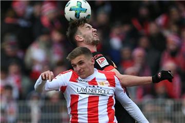 Regensburgs Benedikt Gimber gewinnt das Kopfballduell gegen Unions Grischa Prömel. Foto: Britta Pedersen