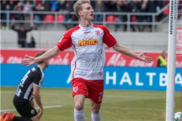 Regensburgs Doppeltorschütze Joshua Mees jubelt nach seinem Treffer zum 1:0 gegen den SV Sandhausen. Foto: Armin Weigel