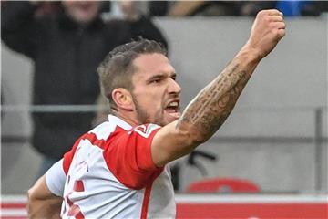 Regensburgs Marco Grüttner jubelt nach seinem Treffer zum 2:1. Foto: Armin Weigel