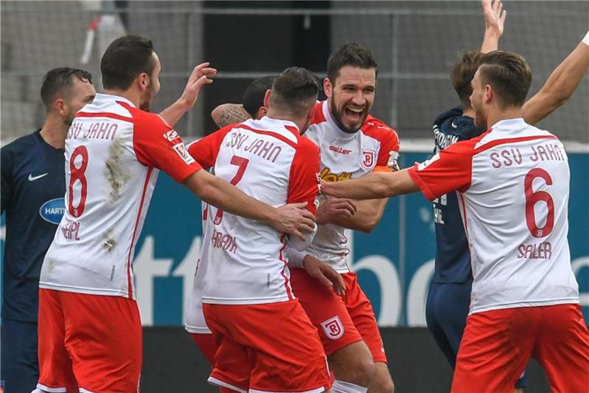 Jahn Regensburg setzt Erfolgskurs gegen Heidenheim fort Regensburgs Spieler jubeln über ihren Treffer zum 1:0 gegen Heidenheim. Foto: Armin Weigel