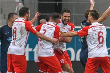 Regensburgs Spieler jubeln über ihren Treffer zum 1:0 gegen Heidenheim. Foto: Armin Weigel