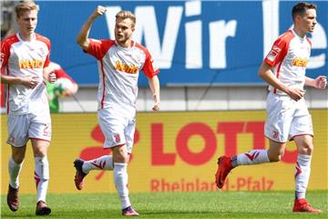 Regensburgs Torschütze Benedikt Saller (M) feiert seinen Treffer mit Joshua Mees (l) und Jonas Nietfeld. Foto Uwe Anspach Foto: Uwe Anspach