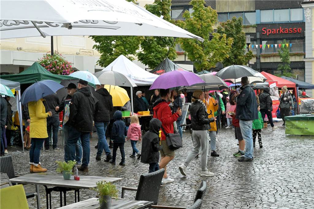 Trotz Regen: Familienfest feiert in der Werner Innenstadt eine gelungene Premiere Viele Leute mit Regenschirmen stehen auf einem Platz