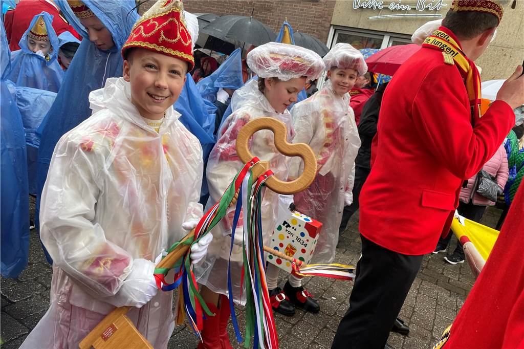 Regenumhänge schützten die Jecken und ihre Uniformen und Kostüme.