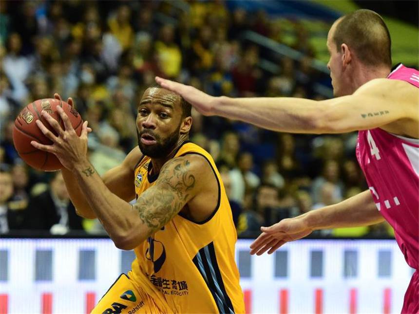 Die Hauptdarsteller im BBL-Pokal Reggie Redding (l) spielt bei ALBA Berlin eine wichtige Rolle. Foto: Soeren Stache