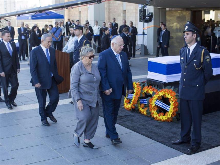 Zehntausende nehmen Abschied vom großen Staatsmann Peres Regierungschef Netanjahu und Staatspräsident Rivlin am Sarg. Foto: Atef Safadi