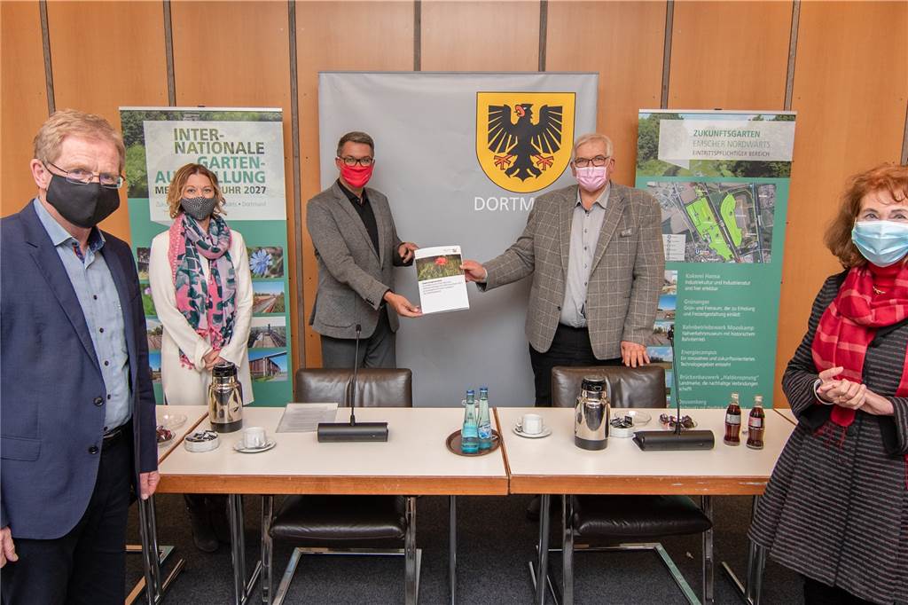 Geld für die IGA 2027: Erste Millionen-Förderung fließt nach Dortmund Regierungspräsident Hans Josef Vogel (2.v.r.) übergab den Förderbescheid an (v.l.) Planungsdezernent Ludger Wilde, Susanne Linnebach vom Amt für Stadterneuerung, Oberbürgermeister Thomas Westphal und Dr. Martina Oldengott von der IGA-Gesellschaft.