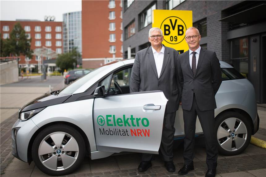 BVB stellt Ladestationen für E-Autos am Signal Iduna Park auf Regierungspräsident Hans-Josef Vogel und Thomas Treß, Ressortleiter Finanzen und Organisation des BVB Dortmund, wollen die Lade-Infrastruktur für E-Autos verbessern.