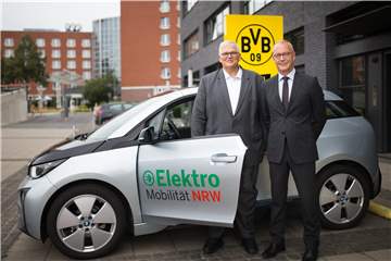 Regierungspräsident Hans-Josef Vogel und Thomas Treß, Ressortleiter Finanzen und Organisation des BVB Dortmund, wollen die Lade-Infrastruktur für E-Autos verbessern.