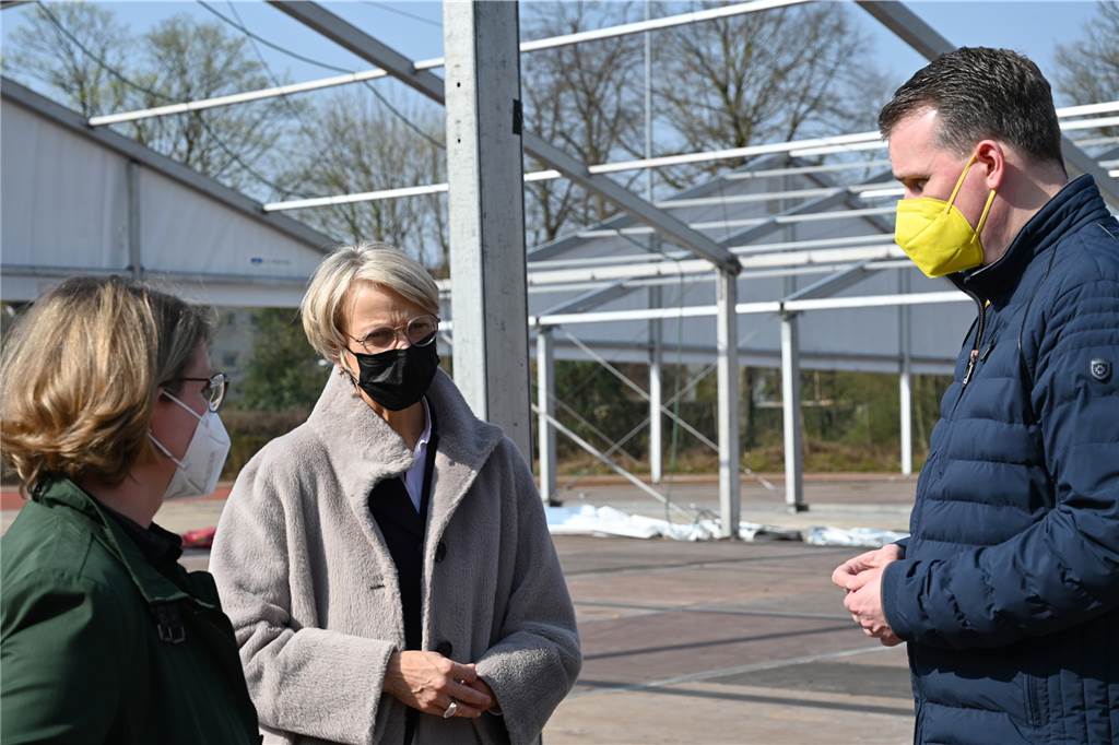 Blick in eine Notunterkunft in Dorsten: Freiheit auf 27 Quadratmetern Regierungspräsidentin Dorothee Feller (Mitte.) mit Dorstens Bürgermeiister Tobias Stockhoff und der Ersten Beigeordneten Nina Laubenthal vor einer Notunterkunft im Rohbau