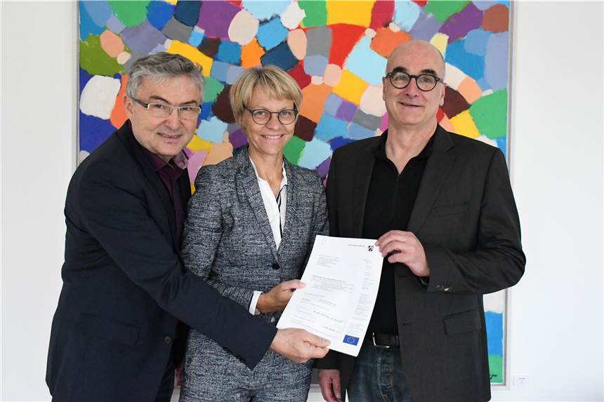 Westfälisches Landestheater bekommt eine erhöhte Förderung: So gibt es die Millionen aus Regierungspräsidentin Dorothee Feller (Mitte) überreicht den Förderbescheid an Günter Wohlfarth (l.) und Ralf Ebeling vom WLT.