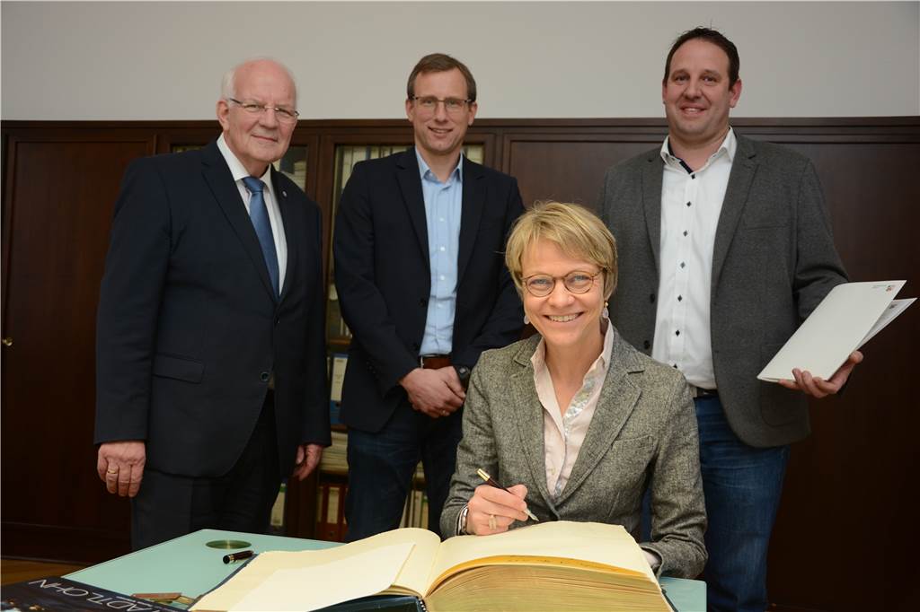 Regierungspräsidentin übergibt Stadtlohn 11,4 Millionen Euro für den Hochwasserschutz Regierungspräsidentin Dorothee Feller übergab am Donnerstag die Förderzusage für den Hochwasserschutz an Bürgermeister Helmut Könning, Fachbereichsleiter Mathias Pennekamp und Fachplaner Gerd Große Frericks (hinten, v.l.). Bei der Gelegenheit trug sie sich auch gleich ins Goldene Buch der Stadt ein.