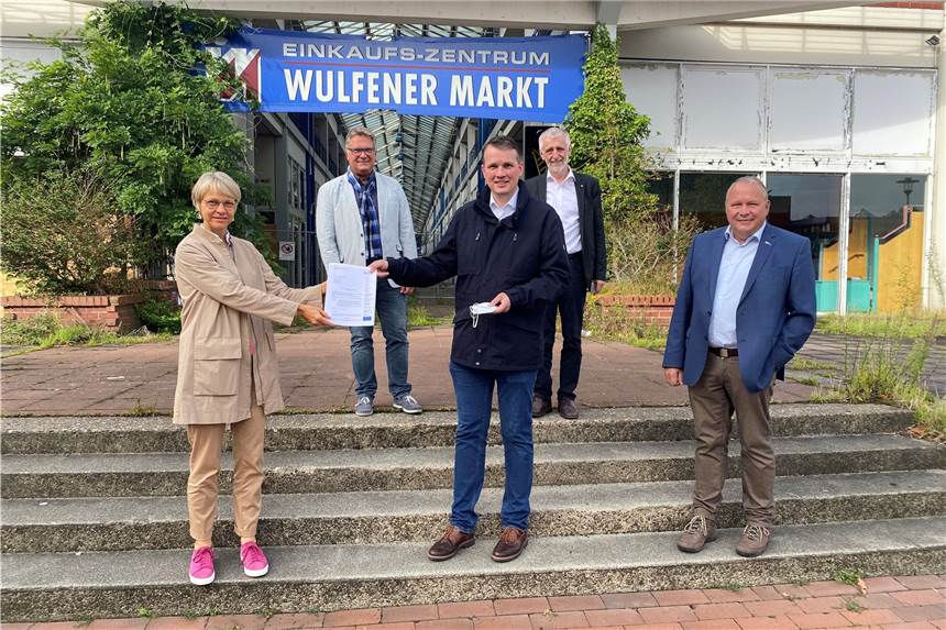Wulfener Markt vor dem Abriss: Platz für Wohnen und Arbeiten Regierungspräsidentin Dorothee Feller überreicht den Förderbescheid in Höhe von 3,7 Millionen Euro an Bürgermeister Tobias Stockhoff (v.l.): Regierungspräsidentin Dorothee Feller, Stadtbaurat Holger Lohse, Bürgermeister Tobias Stockhoff, Stadtkämmerer Hubert Große-Ruiken und Landtagsabgeordneter Josef Hovenjürgen.