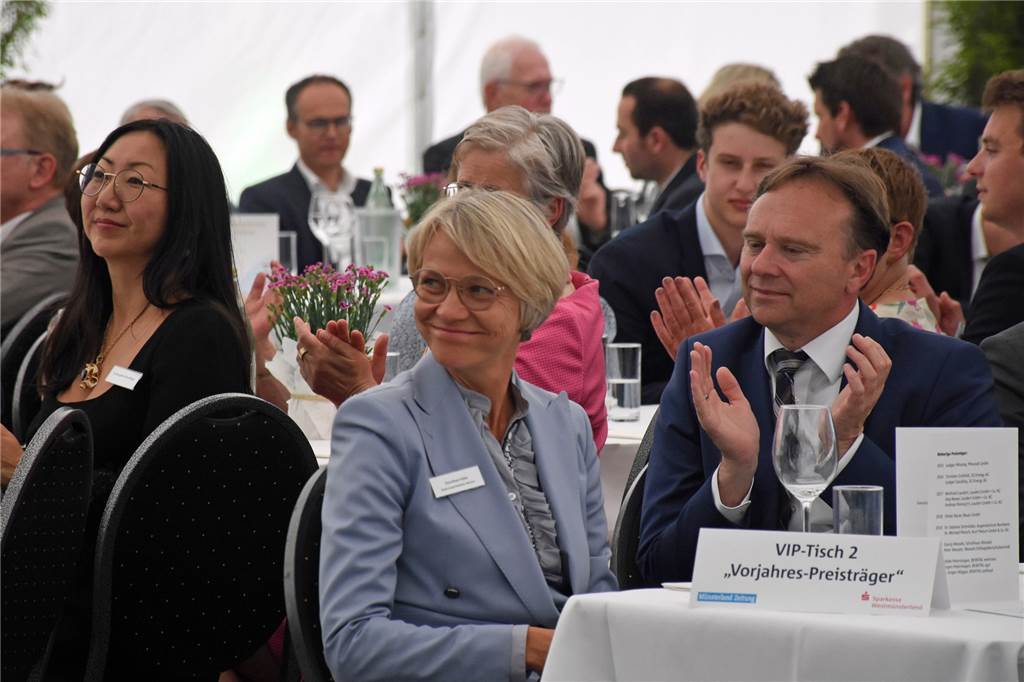 Video: Unternehmer des Jahres verkörpern „perfekte Arbeitgeber für echte Münsterländer“ Regierungspräsidentin Dorothee Feller würdigte in ihrer Laudatio die Unternehmer des Jahres als perfekte Arbeitgeber im westlichen Münsterland.