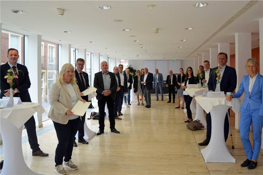 Ascheberg erhält Förderbescheid über 615.000 Euro Regierungspräsidentin Feller (vorne rechts) überreichte Förderbescheide an acht Kommunen - darunter auch die Gemeinde Ascheberg.
